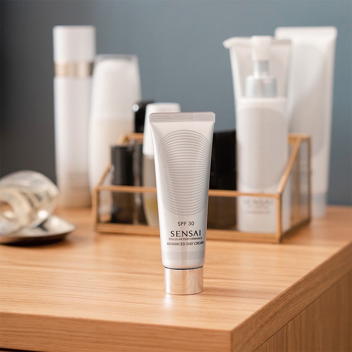 Sensai Cellular Performance Advanced Day Cream 50 ml solkrem for ansiktet i hvit tube på et lyst trebord
