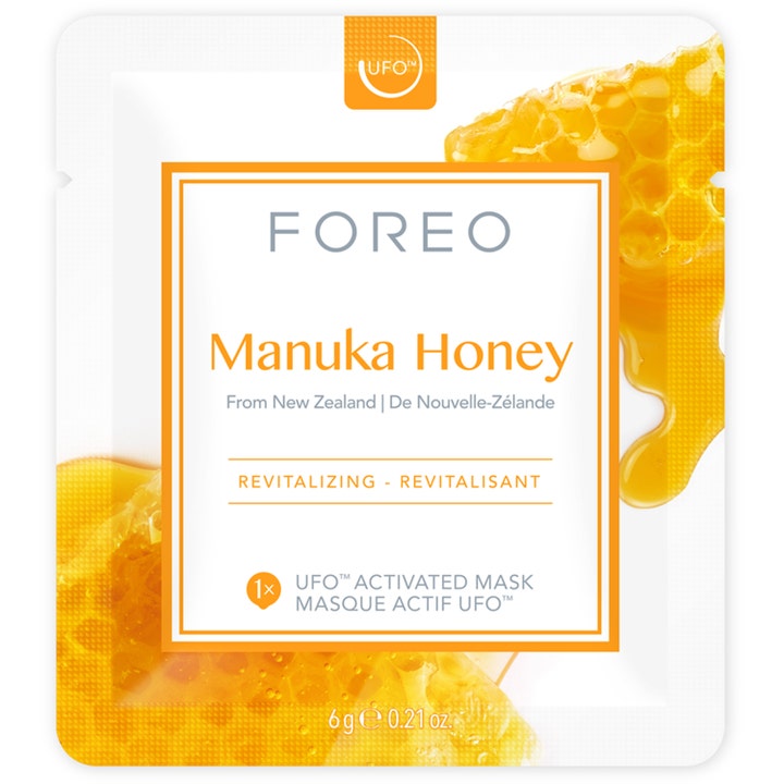 FOREO UFO Mask Manuka Honey 36 g revitaliserende ansiktsmaske i hvit pose med bilde av gyllen flytende honning