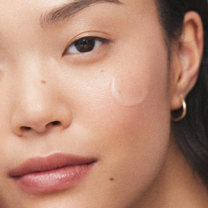 KORA Organics Milky Mushroom Ultra Hydrating Mask 100 ml fuktighetsgivende ansiktsmaske påført på modellens kinn