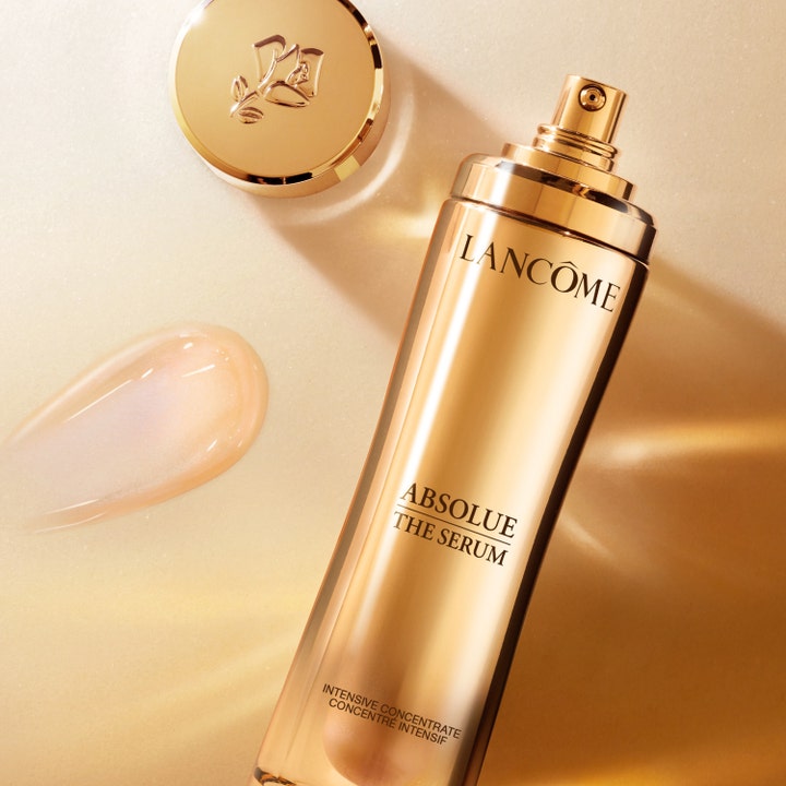 Lancôme Absolue The Serum 30 ml glødgivende ansiktsserum i gullflaske med pumpe og perlemorskimrende tekstur