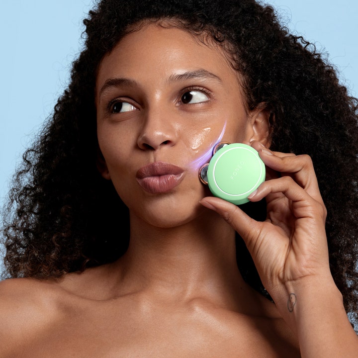FOREO BEAR 2 go Pistachio 1 stk mikrostrømenhet som gir huden et løft i et lifestyle-miljø.