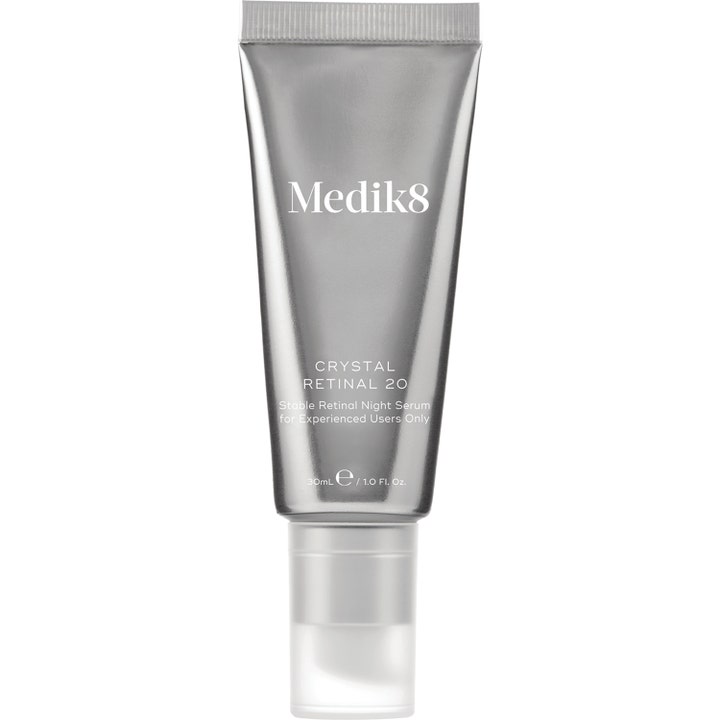 Medik8 Crystal Retinal 20 30ml nattserum med retinal som fornyer huden i en metallisk sølvtube med gjennomsiktig kork