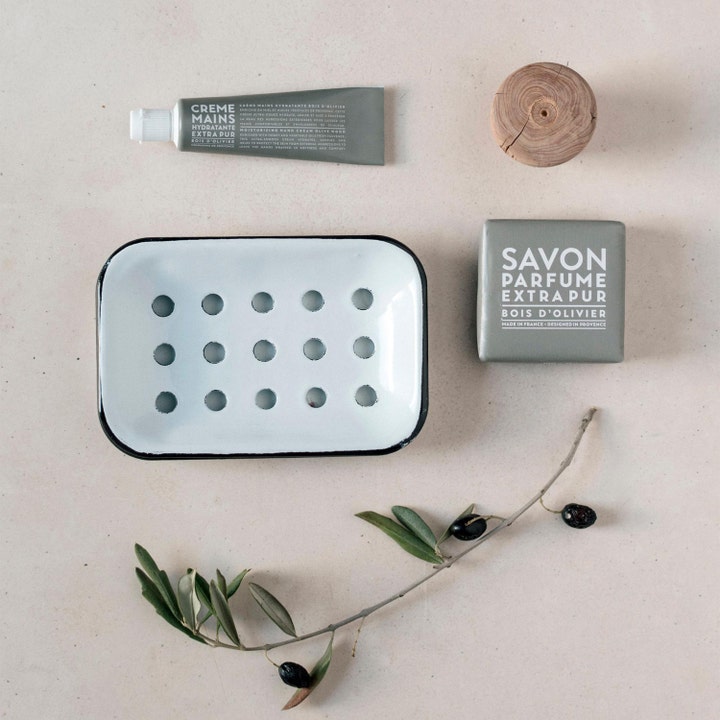 Compagnie de Provence Cube Of Marseille Soap Olive 400 g pleiende håndsåpe med hvit emaljert såpekopp og olivenkvist