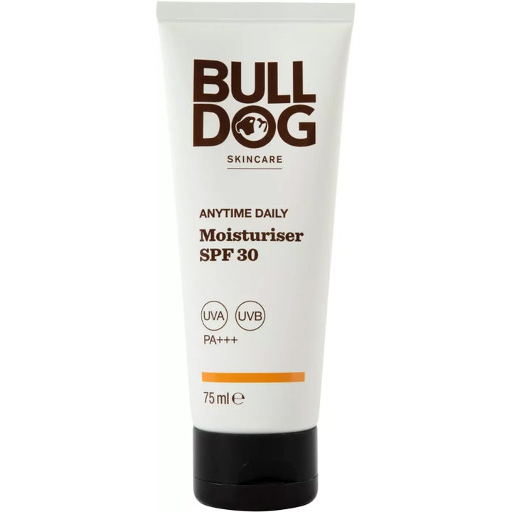 Bulldog Anytime Daily Moisturiser SPF 30 75 ml fuktighetsgivende ansiktskrem i hvit tube med sort kork