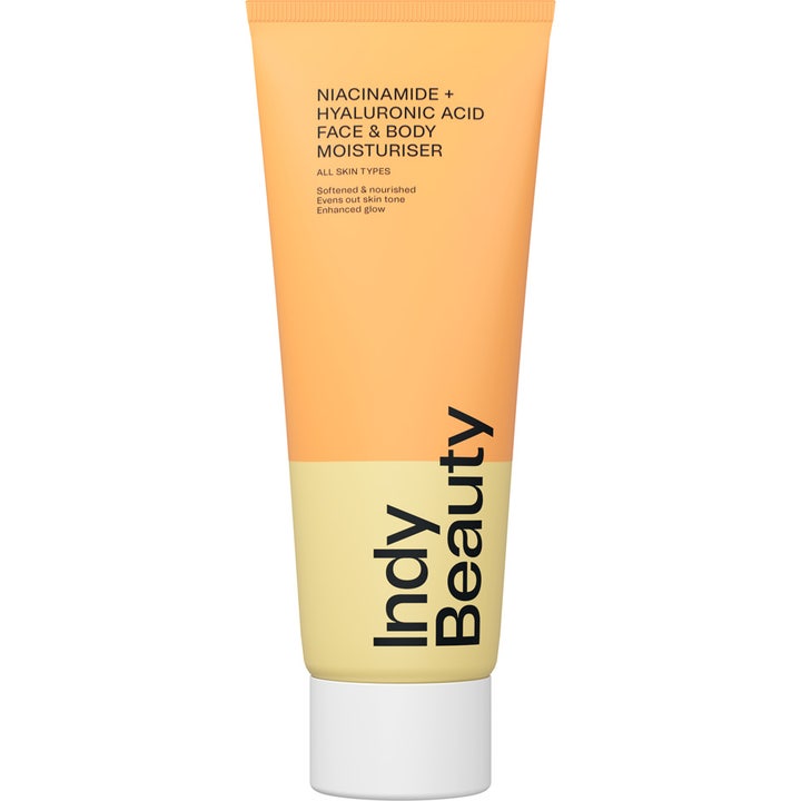 Indy Beauty Niacinamide + Hyaluronic Acid Face & Body Moisturiser gir glød i tofarget fersken og gul tube.