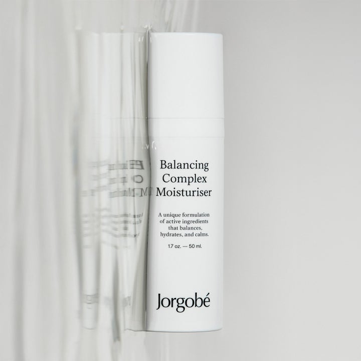 Jorgobé Balancing Complex Moisturiser 50 ml balanserende ansiktskrem i hvit minimalistisk pumpeflaske