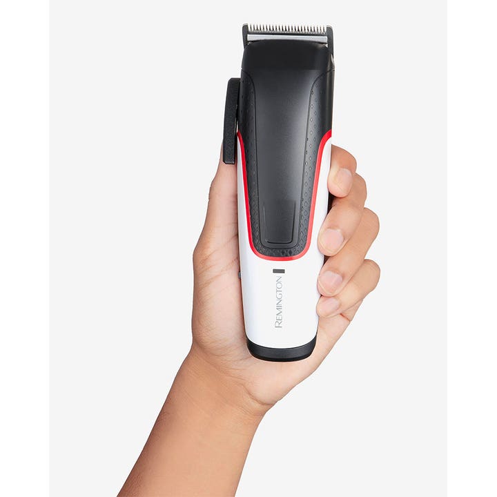Remington Easy Fade Hair Clipper HC500 1 stk hårklipper i en hånd med hvit og svart design og røde detaljer.