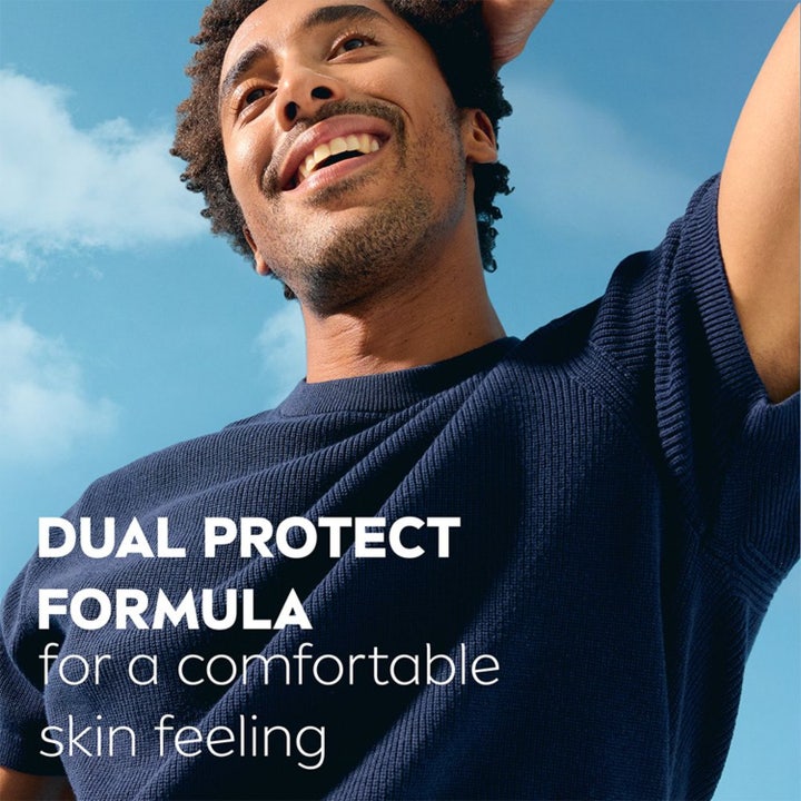NIVEA Dry Impact Stick 50 ml deodorant med Dual Protect Formula gir god hudfølelse vist med en smilende mann.