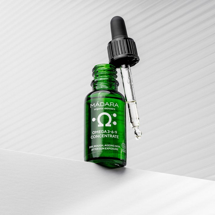 MÁDARA Omega 3 + 6 + 9 Concentrate 17,5 ml serum for tørr og aldrende hud i grønn glassflaske med pipette