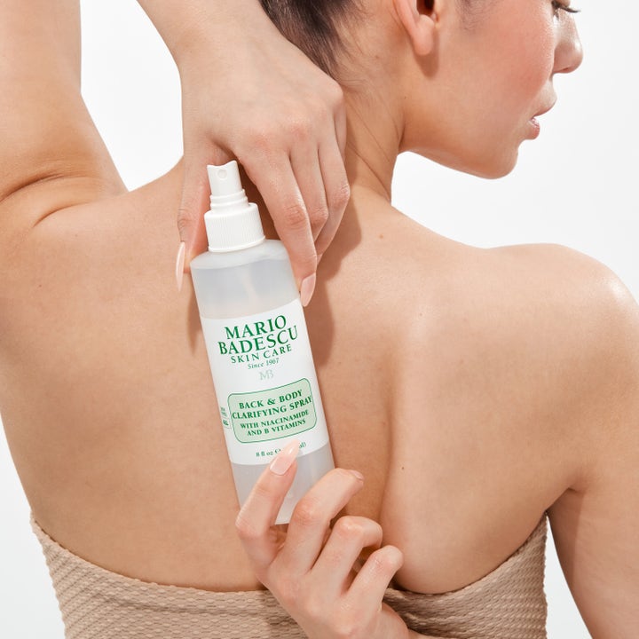 Mario Badescu Back And Body Clarifying Spray 236 ml med niacinamid som sprayes på ryggen for klarere hud.