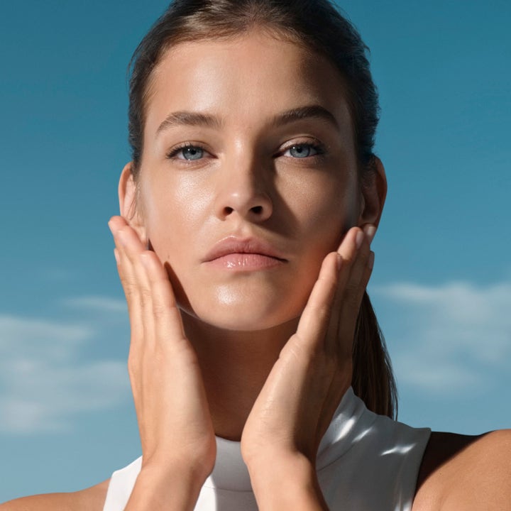 Biotherm Aquasource+ Electrolyte Dewy Gel 100H 30 ml fuktighetskrem gir glødende hud på kvinne mot klar blå himmel