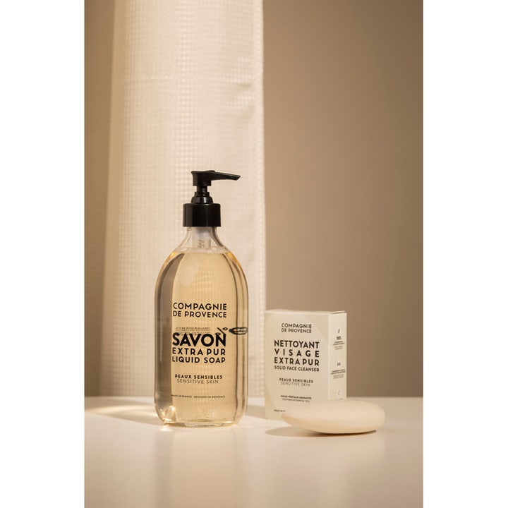 Compagnie de Provence Liquid Marseille Soap 495 ml beroligende håndsåpe i klar glassflaske med fast ansiktsrens.