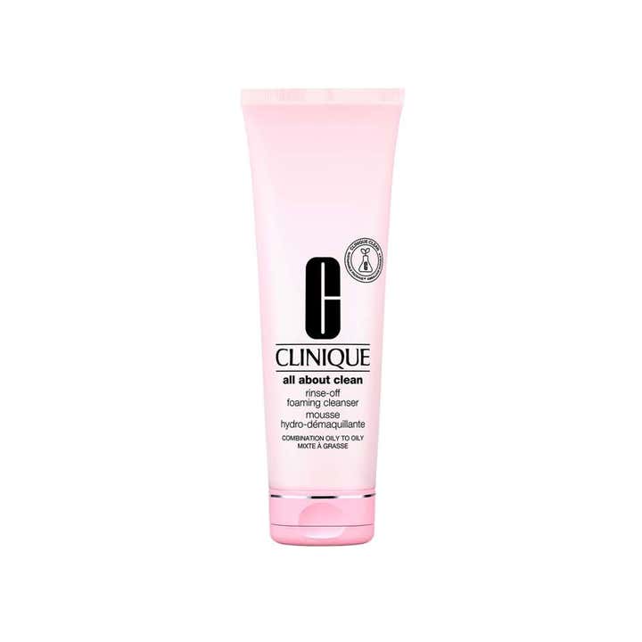 Clinique All About Clean Rinse-Off Foaming Cleanser ansiktsrens for fet hud i en lyserosa tube med sort tekst.