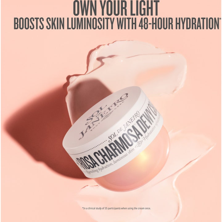 Sol de Janeiro Rosa Charmosa Dewy Cream 75 ml fuktighetsgivende kroppskrem i krukke omgitt av fyldig rosa tekstur.