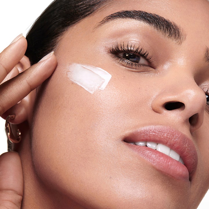 Shiseido Essential Energy Hydrating Cream 50 ml fuktighetsgivende ansiktspleie påført på kinnet for sunn glød