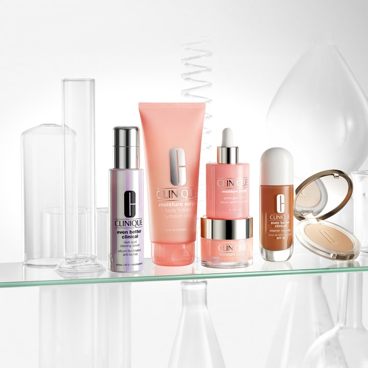Clinique Moisture Surge Body Hydrator 200 ml fuktighetskrem i ferskenfarget tube sammen med andre hudpleieprodukter