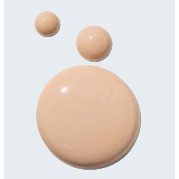 Murad Spot Corrector 80 ml mot pigmentflekker viser tre dråper med en glatt og beige kremet konsistens