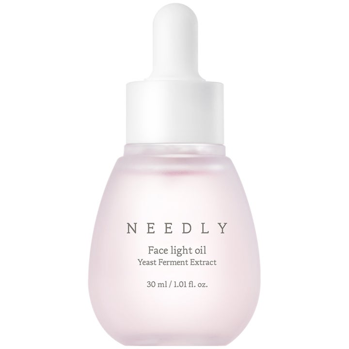 NEEDLY Face Light Oil 30 ml nærende ansiktsolje med gjærekstrakt i en rund lyserosa frostet glassflaske med hvit pipette