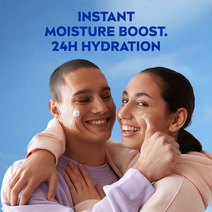 NIVEA Soft 300 ml fuktighetskrem gir 24 timers fuktighet vist med to smilende personer med krem på kinnene