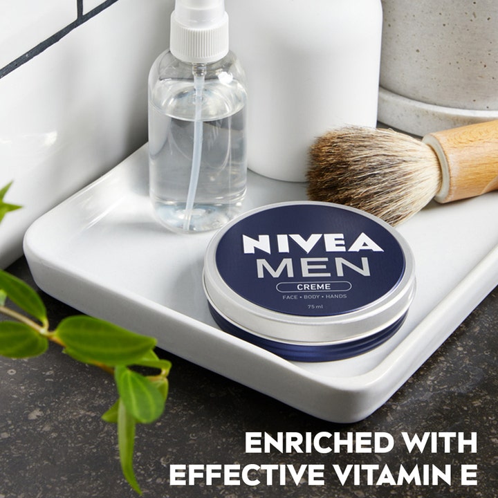 NIVEA Men Creme 150 ml fuktighetskrem i blå metallboks ved siden av en barberkost og sprayflaske