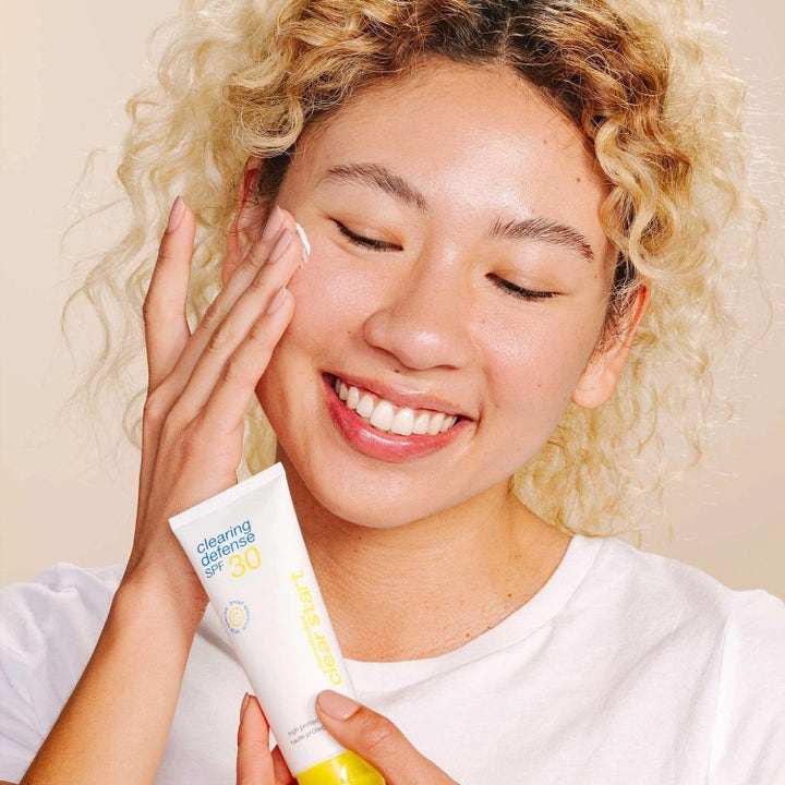 Dermalogica Clear Start Clearing Defense SPF30 mattende dagkrem kvinne påfører hvit krem fra hvit og gul tube.