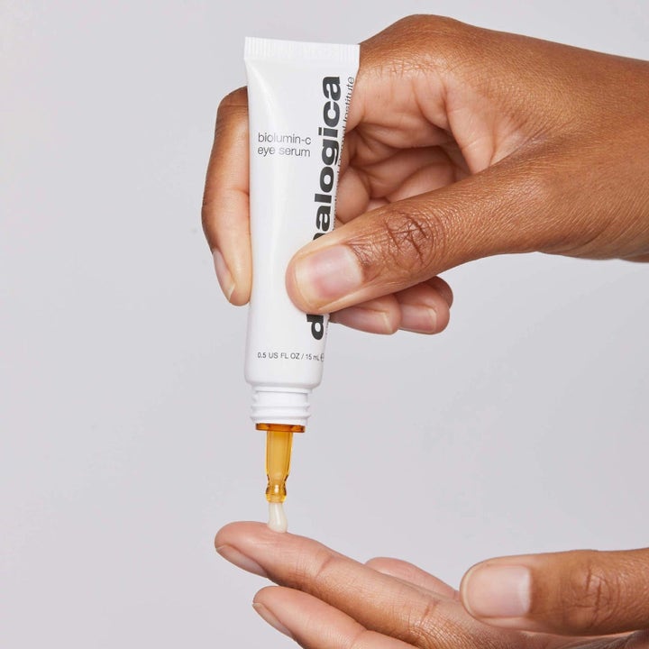 Dermalogica BioLumin-C Eye Serum 15 ml i hvit tube som påføres fingertuppen for glødende hud.