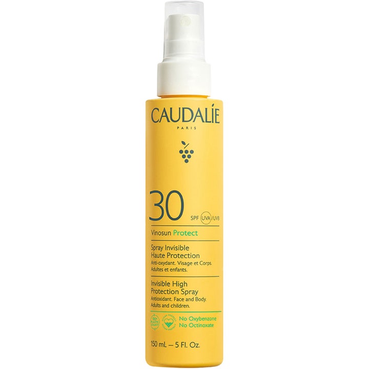 Caudalie Vinosun Protect 150 ml solspray som gir usynlig beskyttelse i en gul sprayflaske med hvit kork