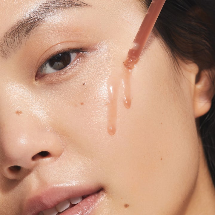 KORA Organics Turmeric Glow Drops 10 ml glødgivende serum påføres med pipette og gir huden en strålende glød.