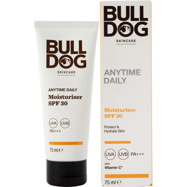 Bulldog Anytime Daily Moisturiser 75 ml ansiktskrem med SPF 30 og Vitamin C i hvit tube og eske.