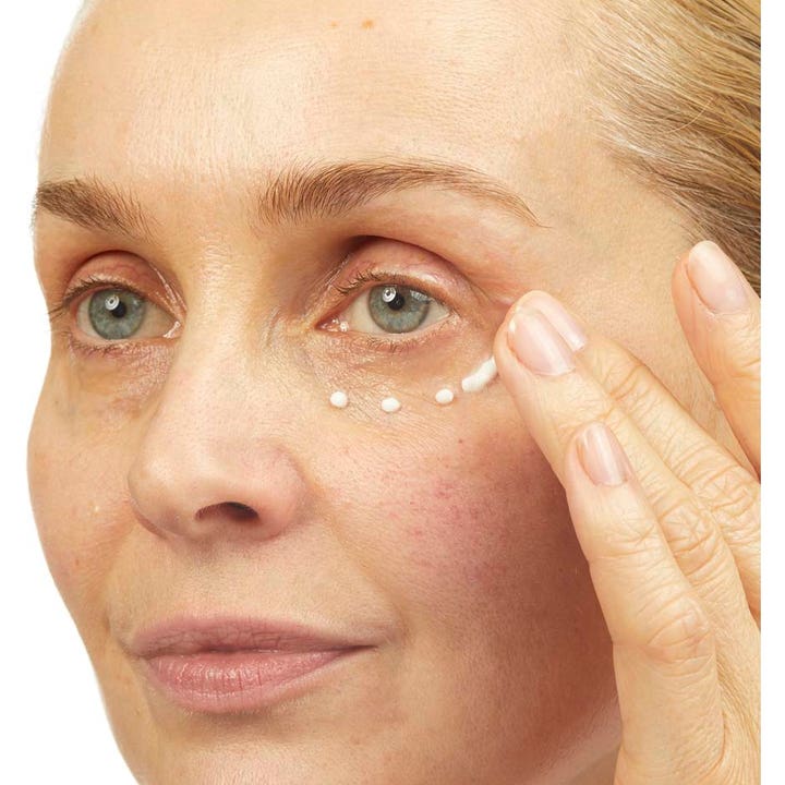 No7 Lift & Luminate Triple Action Eye Cream 15 ml øyekrem som påføres i små hvite prikker under øyet for glød