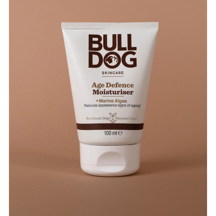 Bulldog Age Defence Moisturiser 100 ml fuktighetskrem på hvit tube som reduserer aldringstegn.