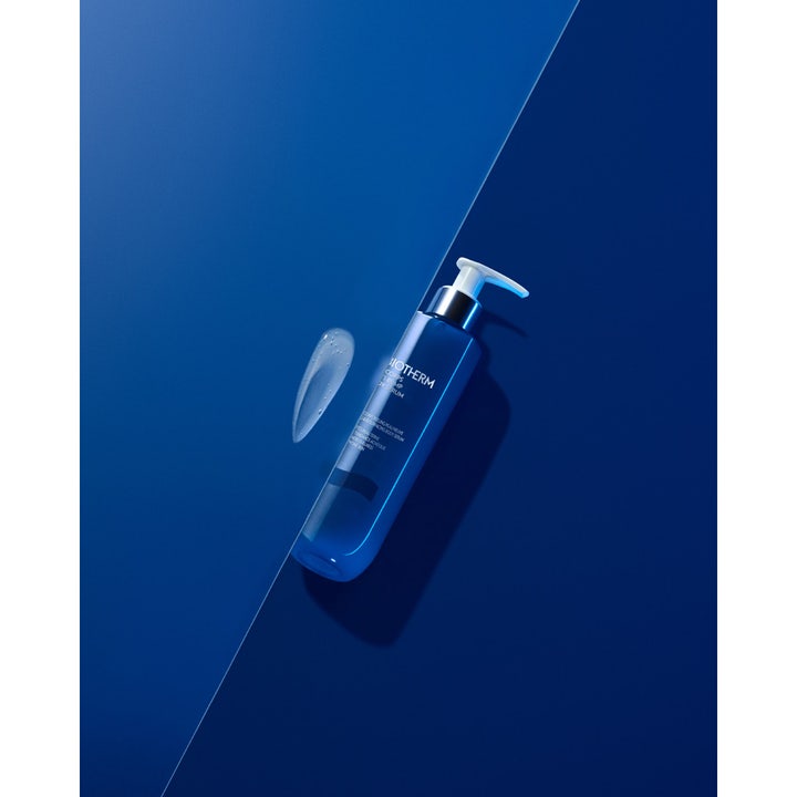 Biotherm Biocorps Body Serum 200 ml kroppspleie i blå pumpeflaske med en dråpe av lett tekstur ved siden av