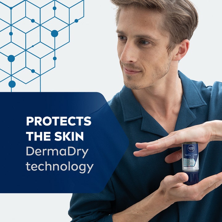 NIVEA Derma Dry Maximum Protection 50 ml roll on for menn beskytter huden med DermaDry-teknologi vist i en manns hender.