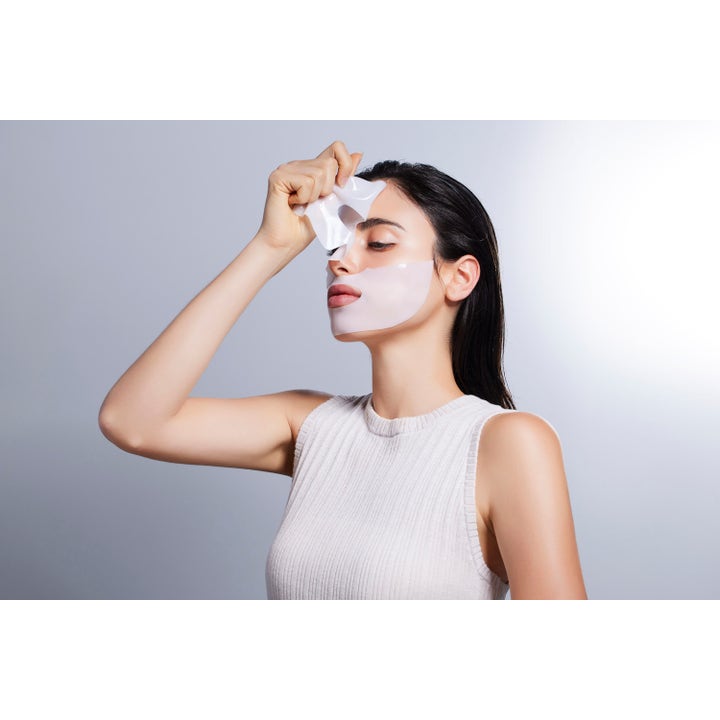 COSRX Advanced Snail Mucin Power Activating Hydrogel Mask 3 stk fuktighetsgivende ansiktsmaske i to deler på kvinne