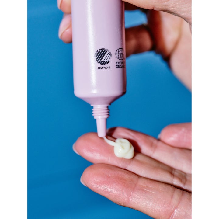 Rudolph Care Firming Therapy Moisturizer 50 ml dagkrem i lilla tube som trykker ut rik krem på en finger