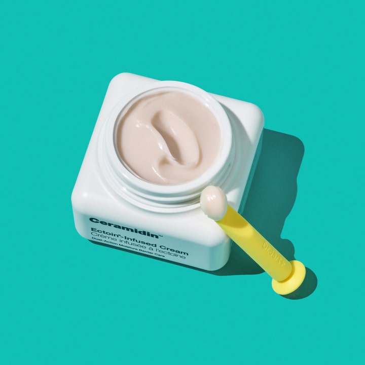 Dr.Jart+ Ceramidin Ectoin-Infused Cream 50 ml fuktighetskrem i krukke med fyldig beige tekstur og gul spatel.