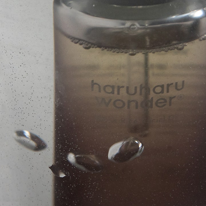 haruharu wonder Black Rice Facial Oil 30 ml nærende ansiktsolje i glassflaske med lette luftbobler i oljen