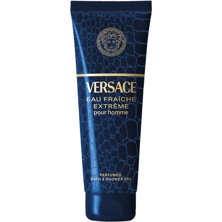 Versace Eau Fraîche Extrême parfymerte dusjgelé gir en frisk følelse i blå tube med krokomønster og gulldetaljer.