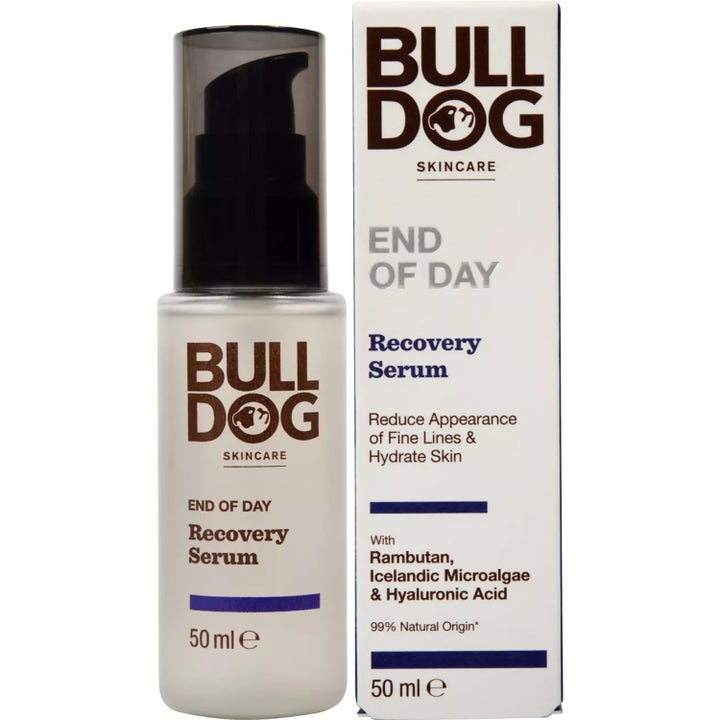 Bulldog End of Day Recovery Serum 50 ml fuktighetsgivende ansiktsserum i frostet pumpeflaske og hvit eske