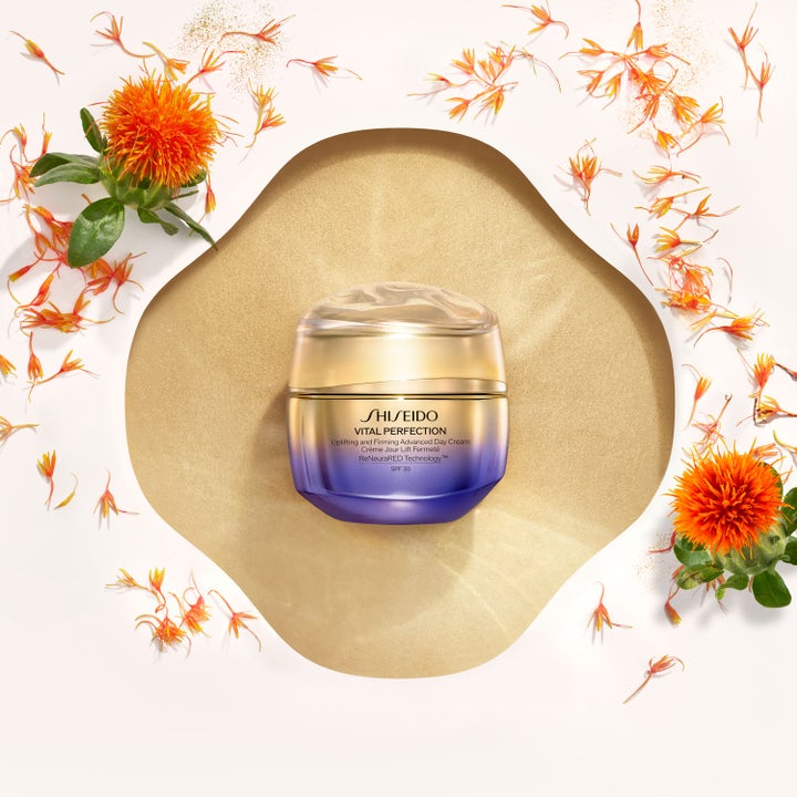 Shiseido Vital Perfection Advanced Day Cream 50 ml oppstrammende dagkrem i gull og lilla krukke med oransje blomster