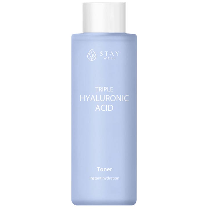 Stay Well Triple Hyaluronic Acid Toner fuktighetsgivende ansiktstoner i lyseblå frostet flaske med hvitt lokk