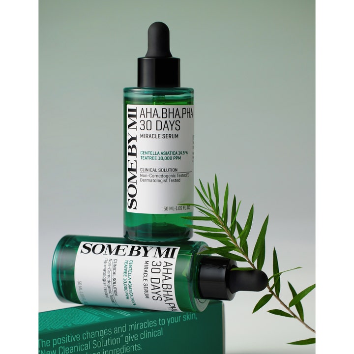 Some By Mi Aha-Bha-Pha 30 Days Miracle Serum 50 ml eksfolierende serum i grønne glassflasker med pipette og te-tre-blader.