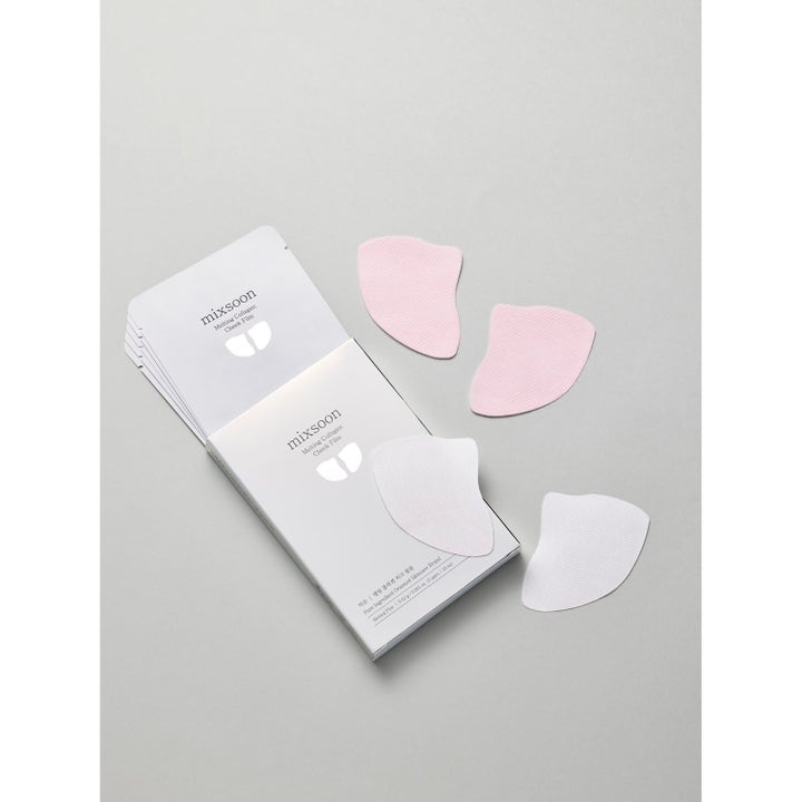 Mixsoon Melting Collagen Cheek Film 5 stk ansiktsmaske for spenst med rosa og hvite patcher og hvit eske.