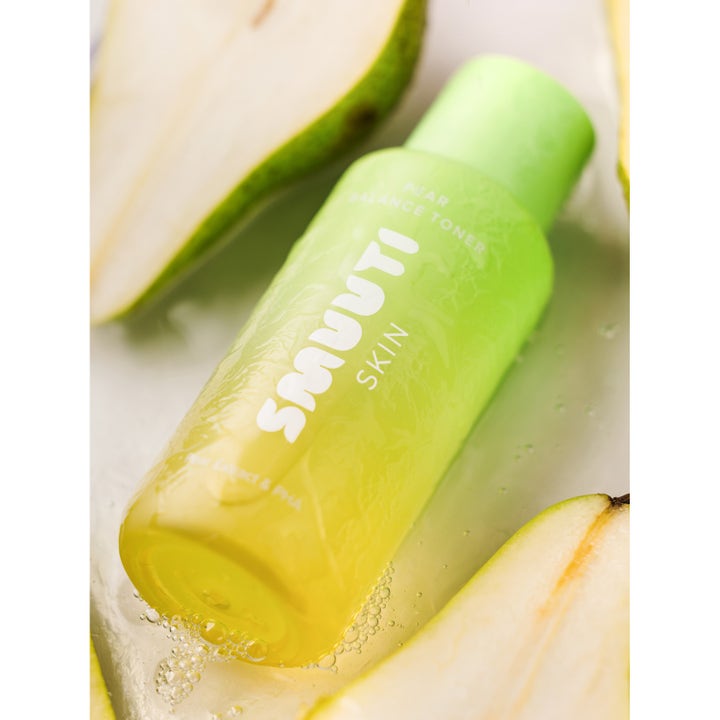 Smuuti Skin Pear Balance Toner 130 ml fuktighetsgivende ansiktsvann i limegrønn flaske med friske pæreskiver