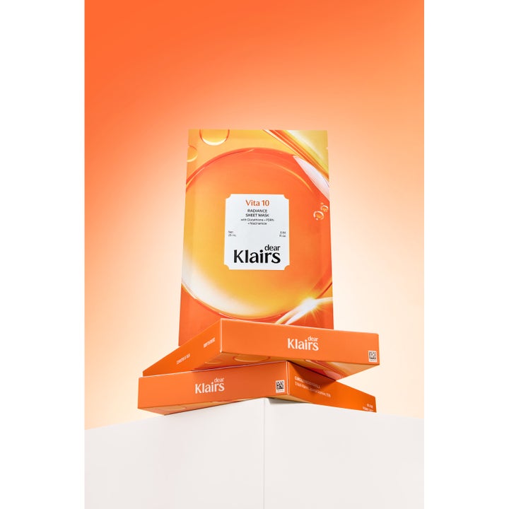 Klairs Vita 10 Radiance Sheet Mask 25 ml glødgivende ansiktsmaske i oransje forpakning på esker