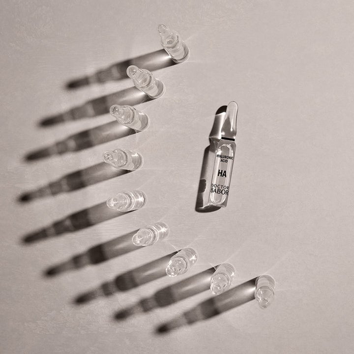 Babor DOC 10D Hyaluronic Acid Ampoule Serum 14 ml fuktighetsgivende serum i klare glassampuller med lange skygger.