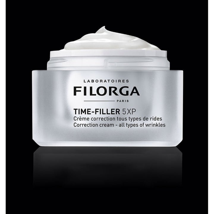Filorga Time-Filler 5XP anti-rynkekrem i sølvfarget krukke med hvit krem som korrigerer alle typer rynker
