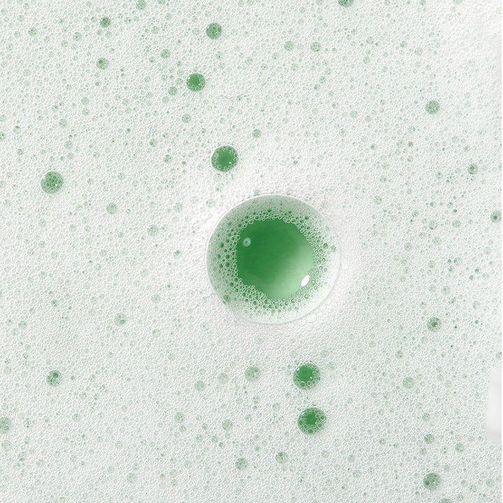 Caudalie Vinoclean Instant Foaming Cleanser 150 ml rengjøringsskum gir ren hud med luftig hvit tekstur og grønne dråper