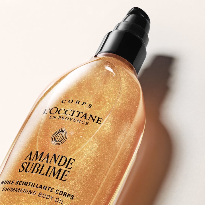 L'Occitane Almond Shimmering Body Oil 100 ml fuktighetsgivende kroppsolje med gyllent skimmer i flaske med svart pumpe
