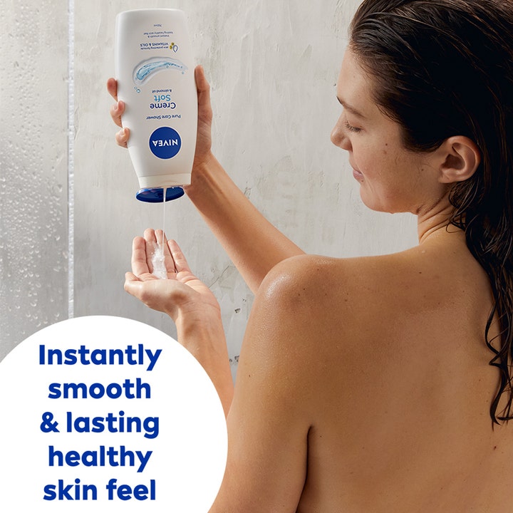 NIVEA Creme Soft Shower 250 ml pleiende dusjsåpe som helles i hånden til en kvinne i en fuktig dusj
